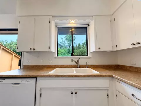 Kitchen - 376 NW Dillon St, Pullman, WA 99163 photo 2 of 2