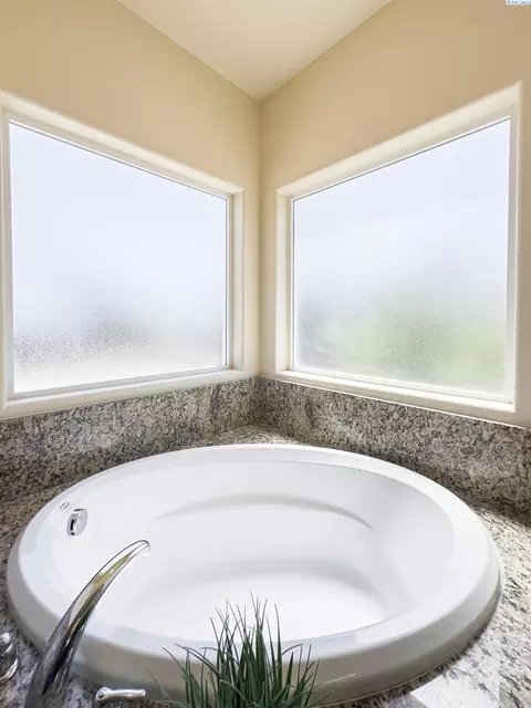 Bath - 4807 Adobe Dr, Pasco, WA 99301 photo 2 of 7