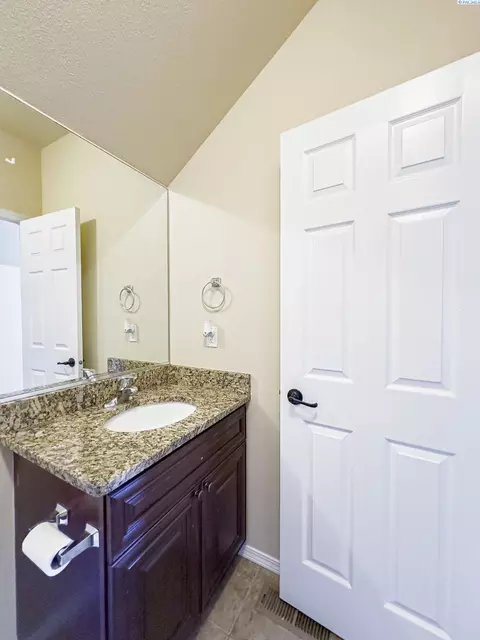 Bath - 4807 Adobe Dr, Pasco, WA 99301 photo 6 of 7