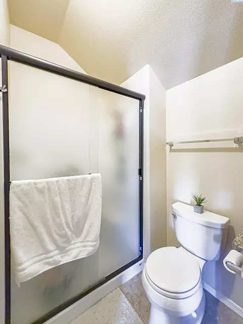 Bath - 4807 Adobe Dr, Pasco, WA 99301 photo 7 of 7