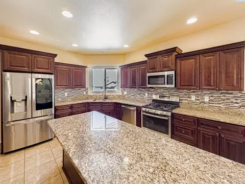 Kitchen - 4807 Adobe Dr, Pasco, WA 99301 photo 4 of 4