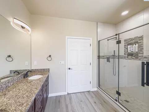 Bath - 4807 Adobe Dr, Pasco, WA 99301 photo 4 of 7
