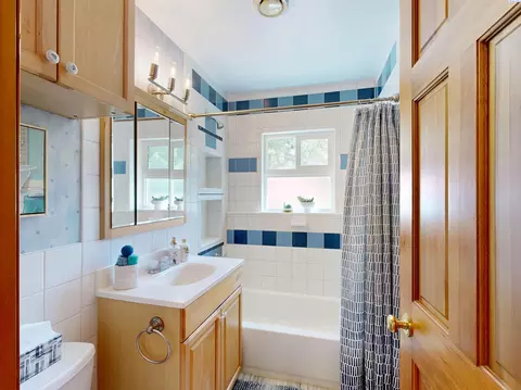 Bath - 515 SW Walnut St, Pullman, WA 99163 photo 1 of 3