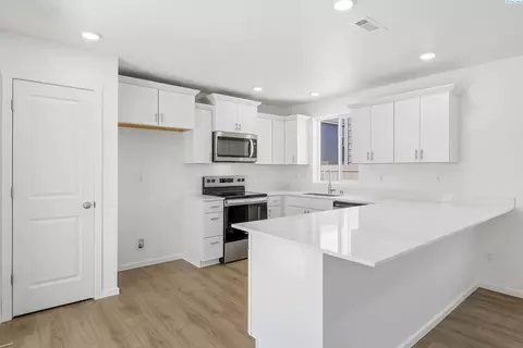 Kitchen - 6508 Polar Dr, Pasco, WA 99301 photo 1 of 2