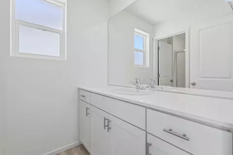 Bath - 6508 Polar Dr, Pasco, WA 99301 photo 2 of 3
