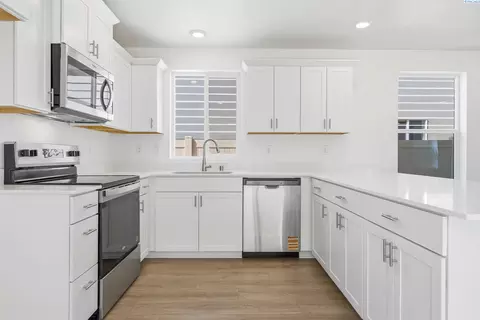 Kitchen - 6508 Polar Dr, Pasco, WA 99301 photo 2 of 2