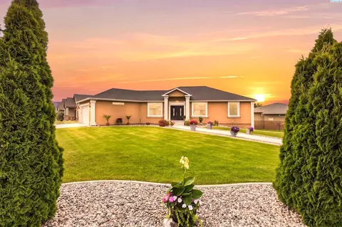662 S Hawaii Pl, Kennewick, WA 99336