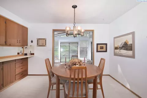 Dining - 340 NW Larry St, Pullman, WA 99163 photo 2 of 3