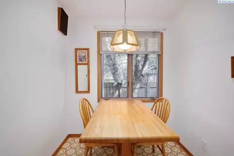 Dining - 340 NW Larry St, Pullman, WA 99163 photo 3 of 3
