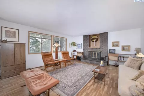 Living - 340 NW Larry St, Pullman, WA 99163 photo 2 of 6