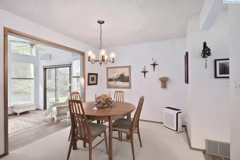 Dining - 340 NW Larry St, Pullman, WA 99163 photo 1 of 3