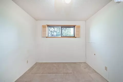 Bedroom - 340 NW Larry St, Pullman, WA 99163 photo 6 of 6