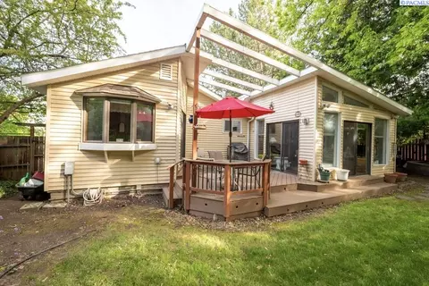 Exterior - 340 NW Larry St, Pullman, WA 99163 photo 6 of 13