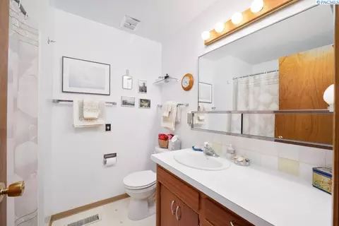 Bath - 340 NW Larry St, Pullman, WA 99163 photo 2 of 3