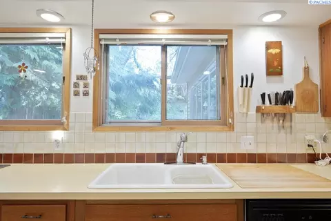 Kitchen - 340 NW Larry St, Pullman, WA 99163 photo 2 of 3