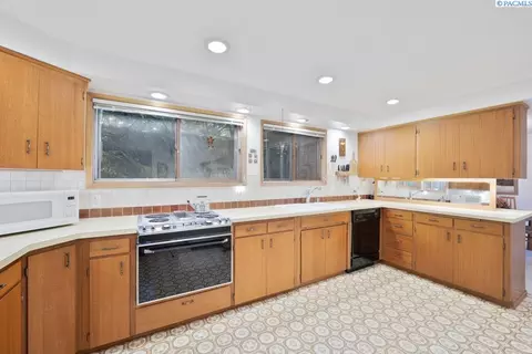 Kitchen - 340 NW Larry St, Pullman, WA 99163 photo 3 of 3