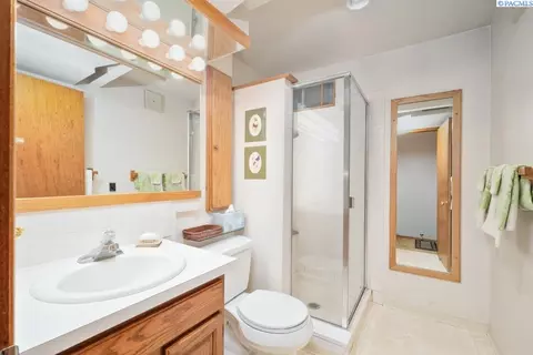 Bath - 340 NW Larry St, Pullman, WA 99163 photo 3 of 3