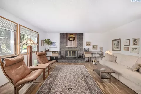Living - 340 NW Larry St, Pullman, WA 99163 photo 1 of 6