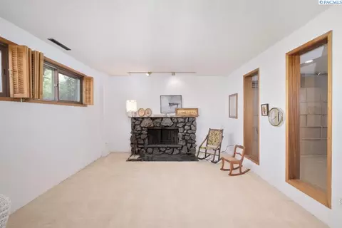 Living - 340 NW Larry St, Pullman, WA 99163 photo 5 of 6