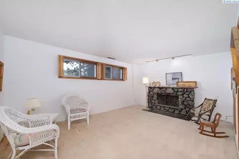 Living - 340 NW Larry St, Pullman, WA 99163 photo 4 of 6