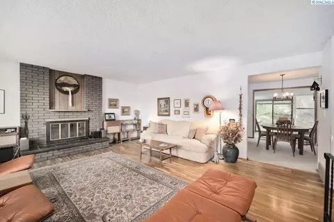 Living - 340 NW Larry St, Pullman, WA 99163 photo 3 of 6