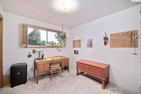 Bedroom - 340 NW Larry St, Pullman, WA 99163 photo 3 of 6