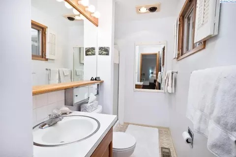 Bath - 340 NW Larry St, Pullman, WA 99163 photo 1 of 3