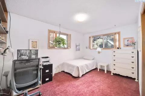 Bedroom - 340 NW Larry St, Pullman, WA 99163 photo 4 of 6