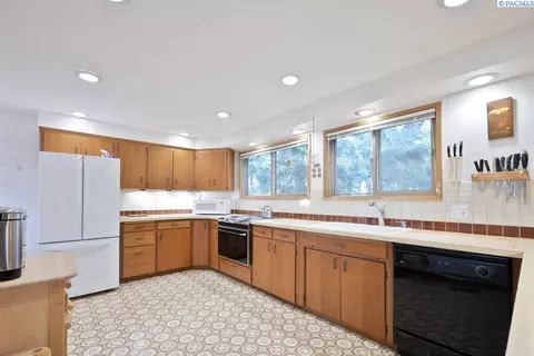 Kitchen - 340 NW Larry St, Pullman, WA 99163 photo 1 of 3