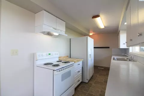 Kitchen - 10111 Eltopia West Rd, Pasco, WA 99301 photo 2 of 3