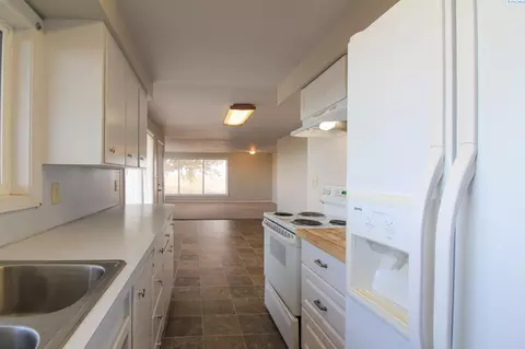 Kitchen - 10111 Eltopia West Rd, Pasco, WA 99301 photo 3 of 3
