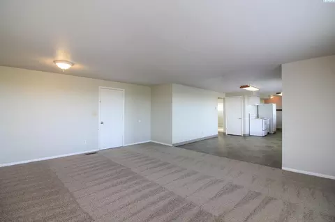 Living - 10111 Eltopia West Rd, Pasco, WA 99301 photo 3 of 4