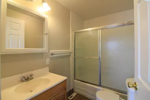 Bath - 10111 Eltopia West Rd, Pasco, WA 99301 photo 1 of 1