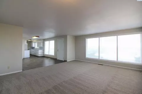 Living - 10111 Eltopia West Rd, Pasco, WA 99301 photo 4 of 4