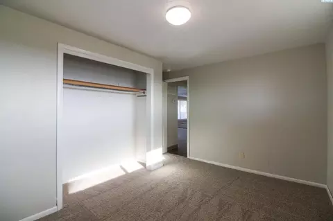 Bedroom - 10111 Eltopia West Rd, Pasco, WA 99301 photo 2 of 3