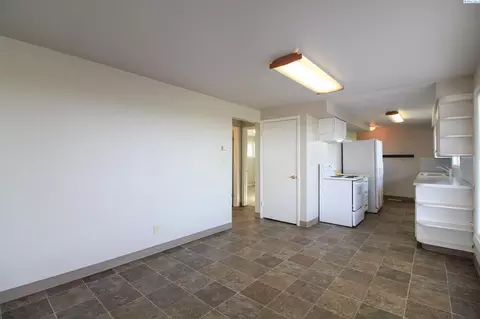 Living - 10111 Eltopia West Rd, Pasco, WA 99301 photo 2 of 4