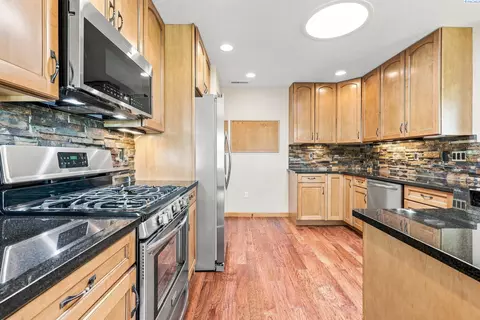 Kitchen - 6 Blue Star Ct, Pasco, WA 99301 photo 4 of 4