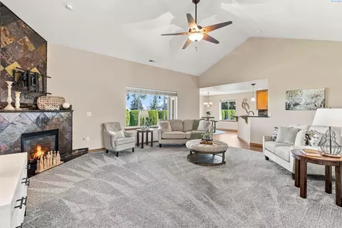 Living - 6 Blue Star Ct, Pasco, WA 99301 photo 2 of 4