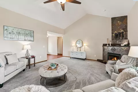 Living - 6 Blue Star Ct, Pasco, WA 99301 photo 1 of 4