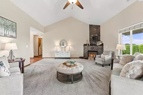 Living - 6 Blue Star Ct, Pasco, WA 99301 photo 3 of 4