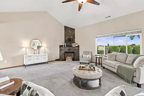 Living - 6 Blue Star Ct, Pasco, WA 99301 photo 4 of 4