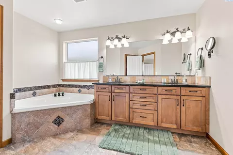 Bath - 6 Blue Star Ct, Pasco, WA 99301 photo 2 of 4