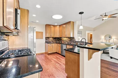 Kitchen - 6 Blue Star Ct, Pasco, WA 99301 photo 2 of 4