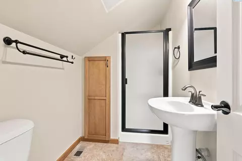Bath - 6 Blue Star Ct, Pasco, WA 99301 photo 4 of 4