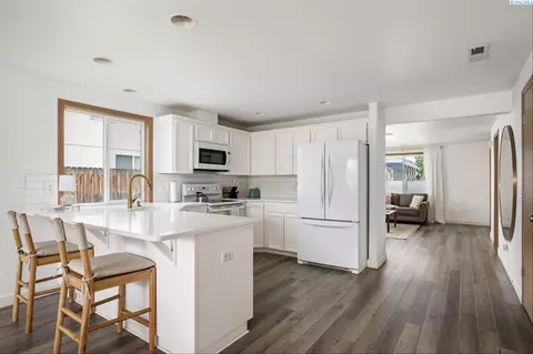 Kitchen - 4608 John Deere Dr, Pasco, WA 99301 photo 2 of 4