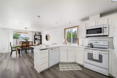 Kitchen - 4608 John Deere Dr, Pasco, WA 99301 photo 4 of 4