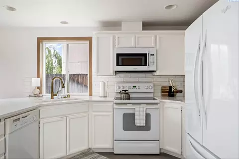 Kitchen - 4608 John Deere Dr, Pasco, WA 99301 photo 1 of 4