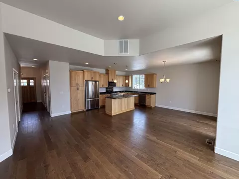 Living - 845 SW Marcia, Pullman, WA 99163 photo 6 of 6