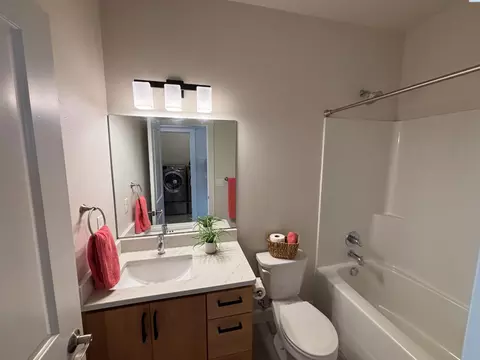 Bath - 845 SW Marcia, Pullman, WA 99163 photo 4 of 4