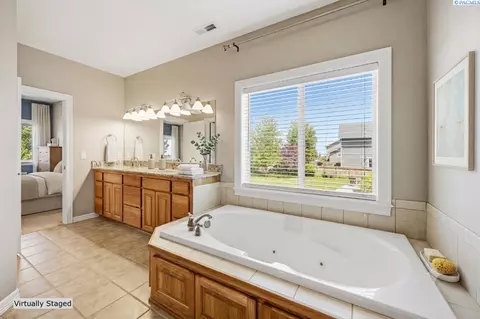 Bath - 1610 NW Nicole Ct, Pullman, WA 99163 photo 2 of 4